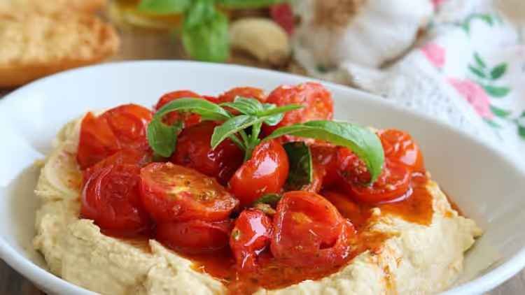 Cizrnový humus s karamelizovanými cherry rajčaty, rychlé a snadné středomořské potěšení!